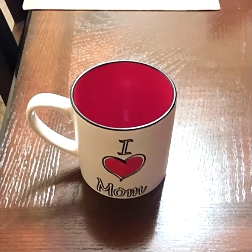 SPECTRUM DESIGNZ, COFFEE CUP I LOVE MOM.NEVER USE. IDEAL FOR VALENTINE'S DAY.